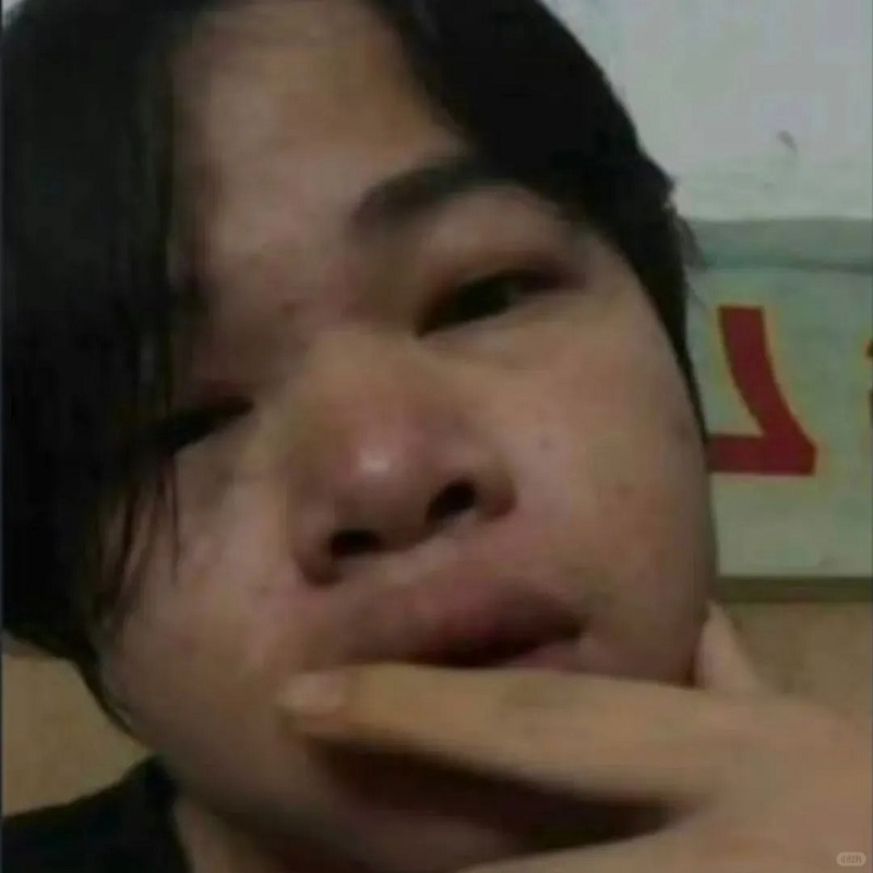 trai xấu nằm nghiêng selfie, biểu cảm buồn nhẹ.