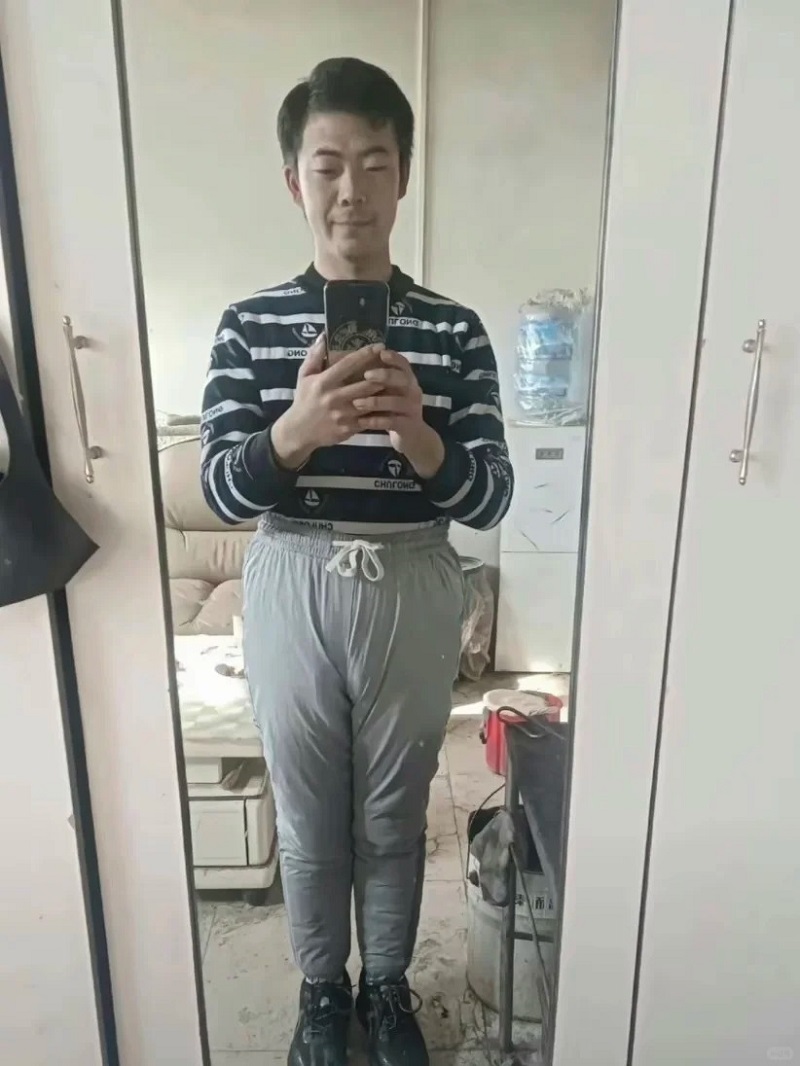 trai xấu chụp gương toàn thân, trang phục đơn giản