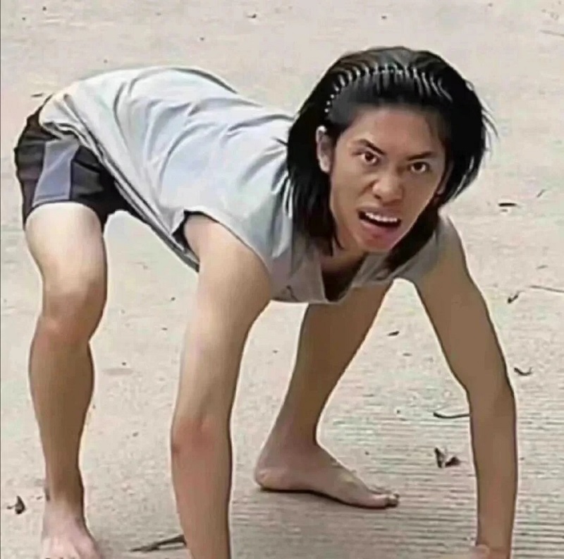  trai xấu đang cười, ngồi trên sàn nhà, biểu cảm sống động.