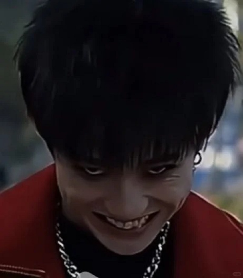 trai xấu tóc dài, gương mặt cười bí ẩn.