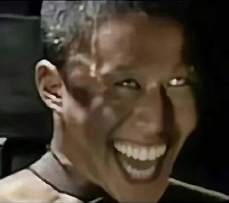 trai xấu đang cười to, biểu cảm tự nhiên đầy năng lượng.