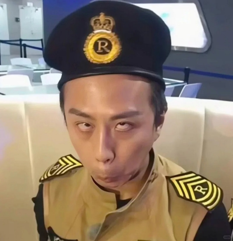 trai xấu mặc đồng phục, biểu cảm nghiêm trang.