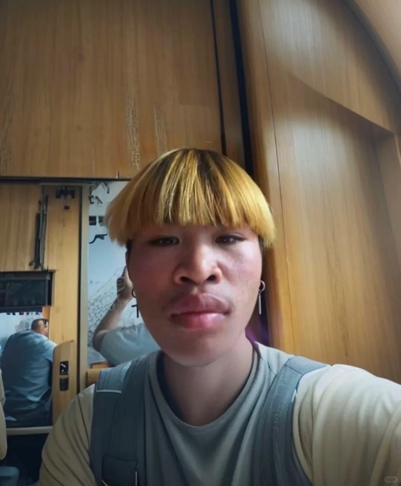 Ảnh trai xấu với mái tóc vàng, biểu cảm trầm tư.