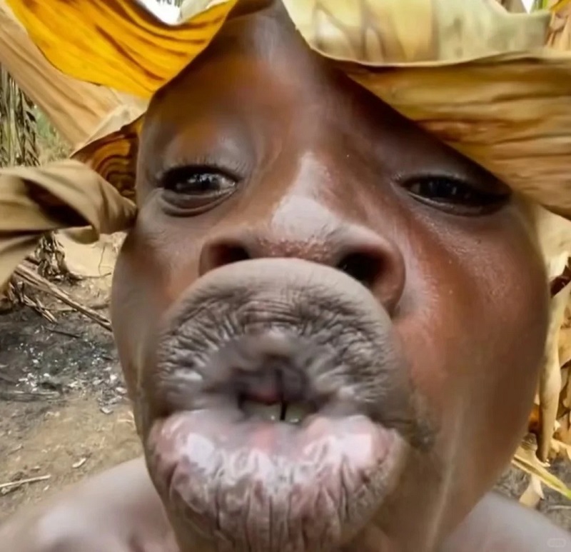 trai xấu với bộ râu và mũ, thần thái hài hước độc đáo.