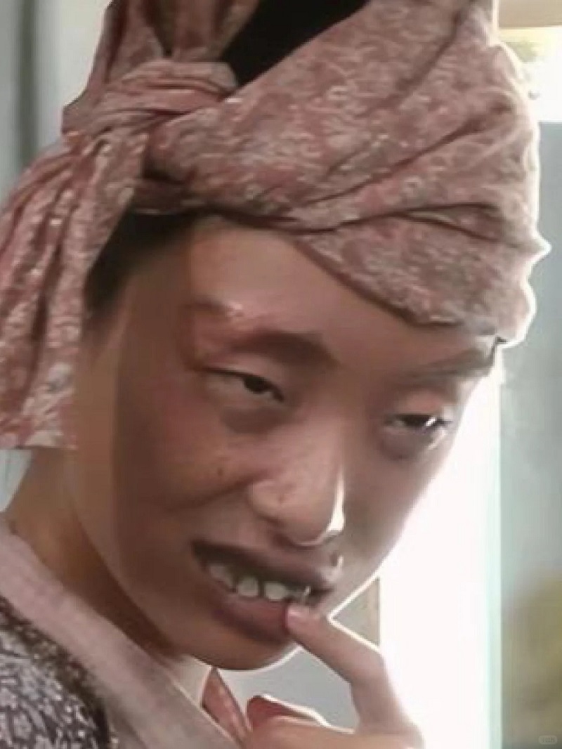 trai xấu quấn khăn đầu, phong cách độc lạ tạo điểm nhấn.