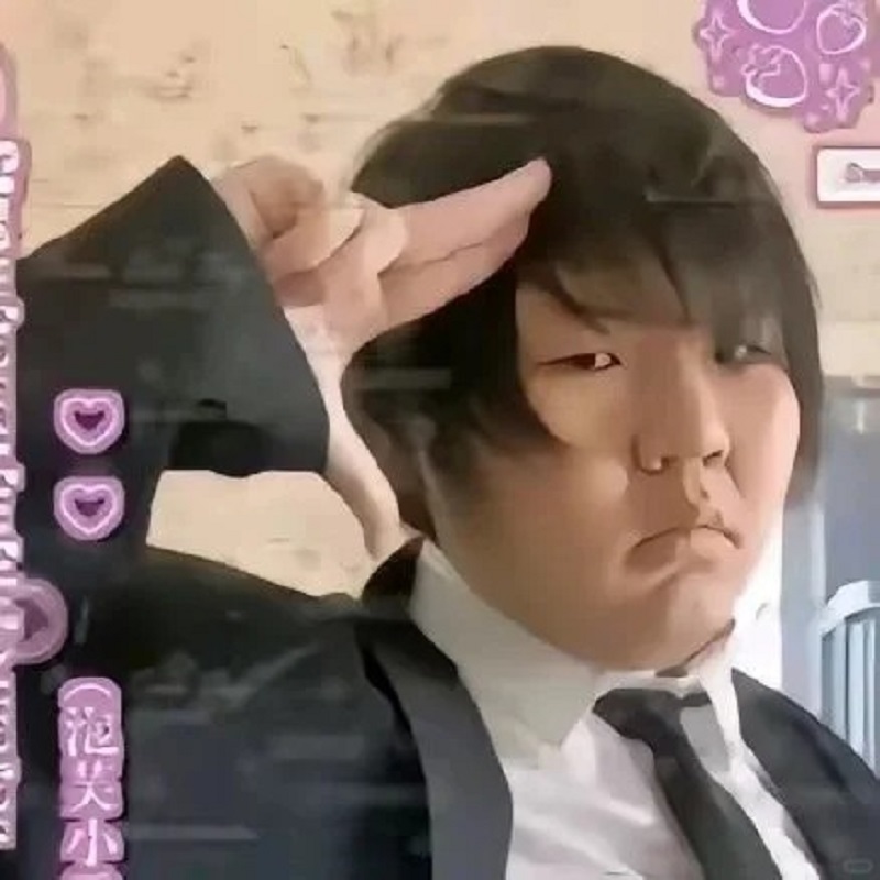 trai xấu cosplay kiểu Hàn, ánh mắt mơ màng.