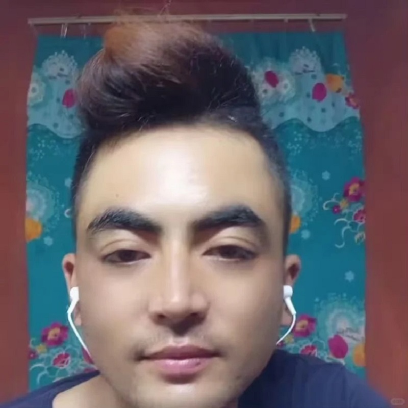 trai xấu vuốt tóc keo, tạo dáng như idol nhưng hài hước.