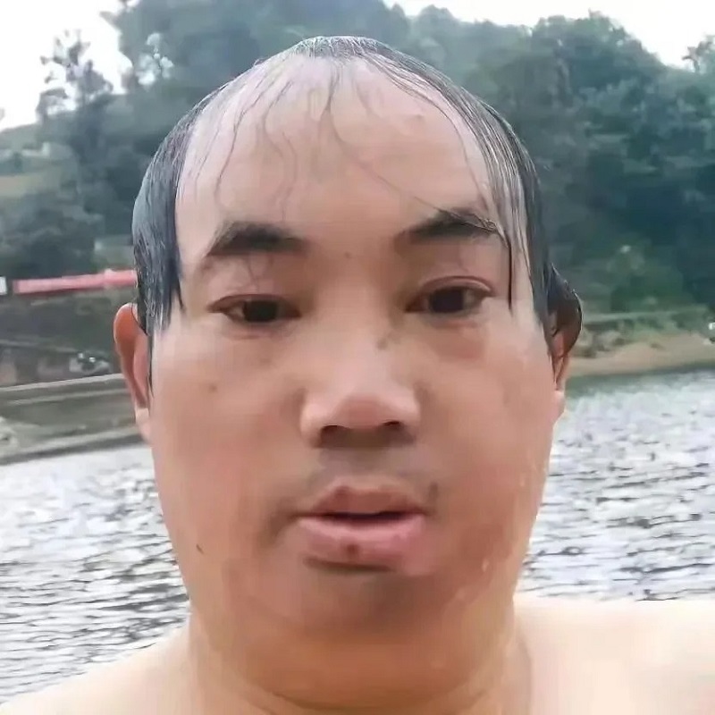 Ảnh trai xấu selfie với ánh sáng tự nhiên, khuôn mặt nghiêm túc.