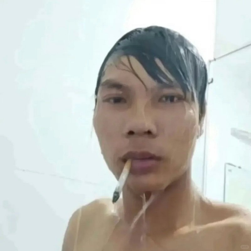 Ảnh trai xấu chụp chân dung với biểu cảm hơi bối rối.