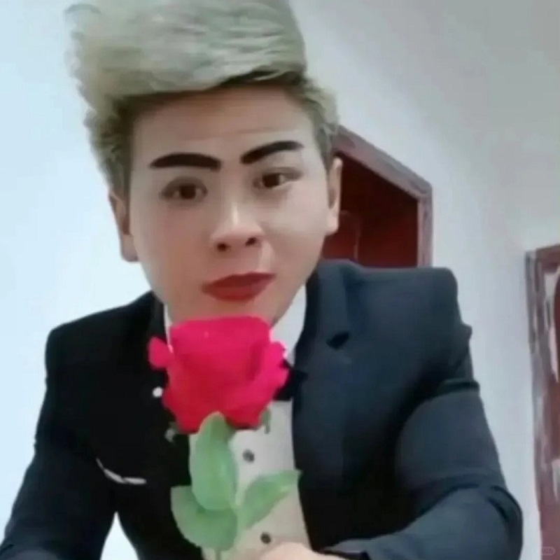 Ảnh trai xấu diện vest cầm hoa, tạo dáng độc đáo.