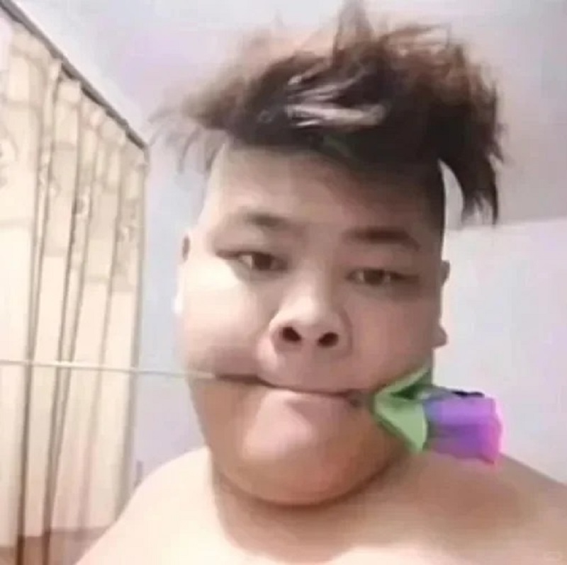 Ảnh trai xấu với gương mặt hài hước, biểu cảm phồng má.