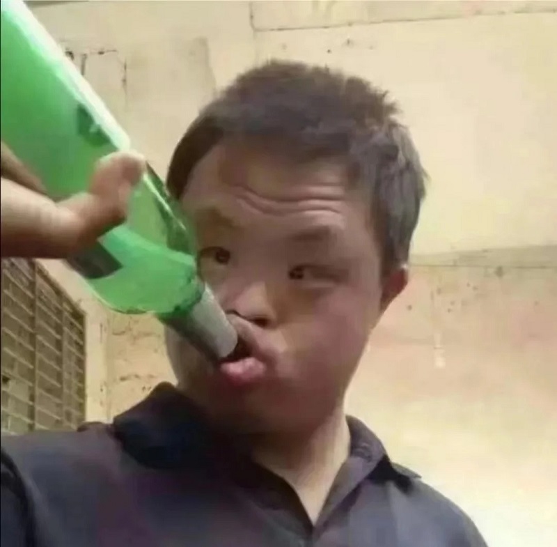 Ảnh trai xấu cầm đồ vật hình trái tim, biểu cảm đáng yêu.