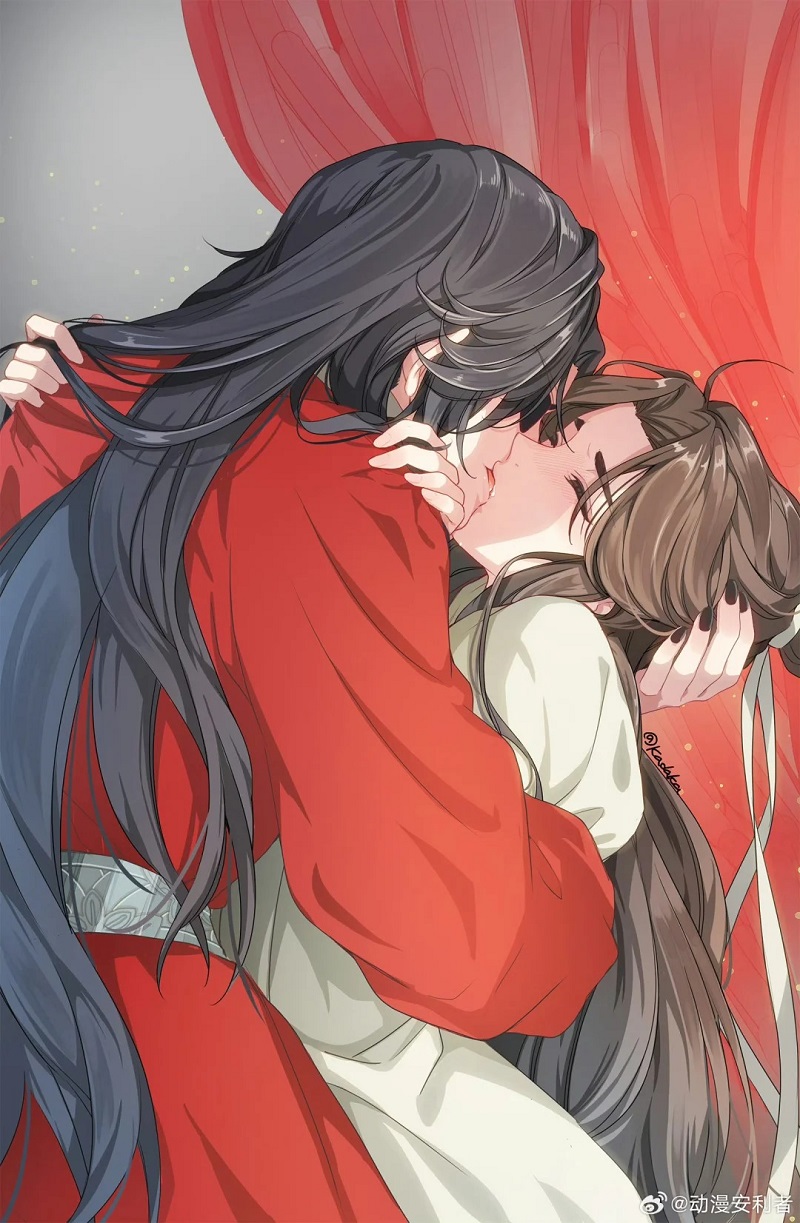 Cặp đôi ôm nhau trong studio và trao nụ hôn nhẹ