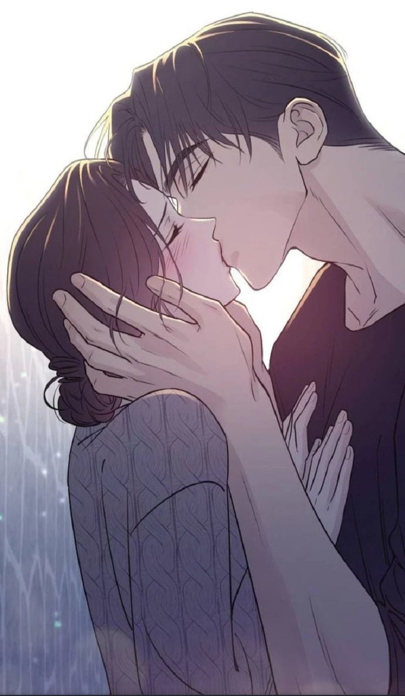 Nụ hôn trán cạnh cửa sổ khi ánh sáng xanh chiếu vào