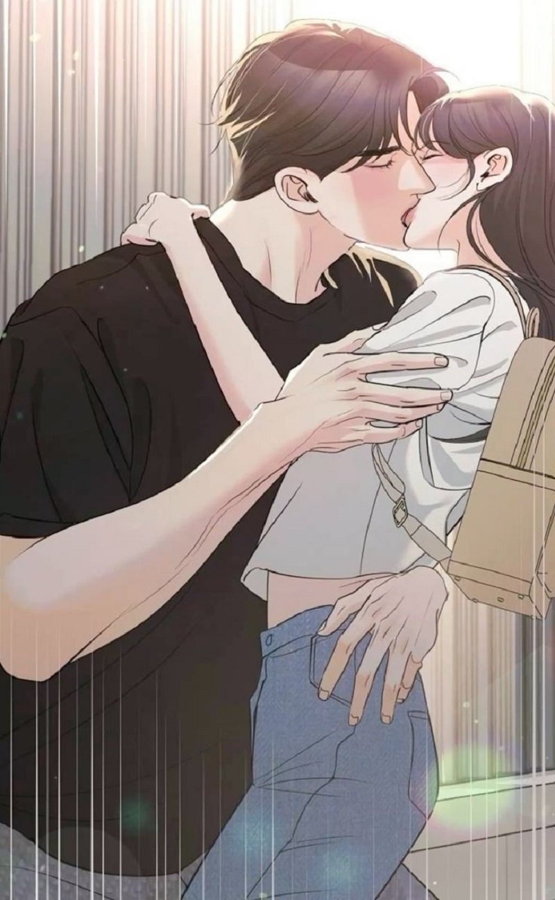 Hai người ôm nhau dưới màn mưa xanh mờ