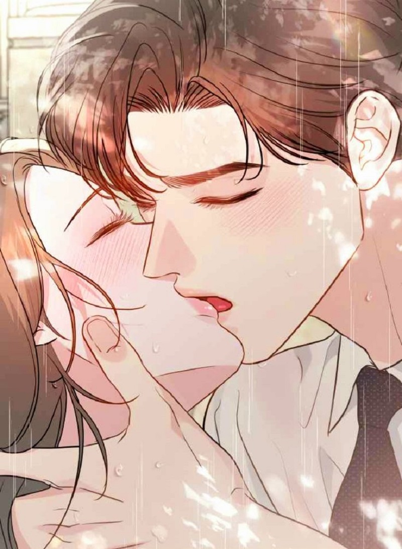 Cái ôm chặt và nụ hôn mạnh mẽ giữa khung cảnh tối.