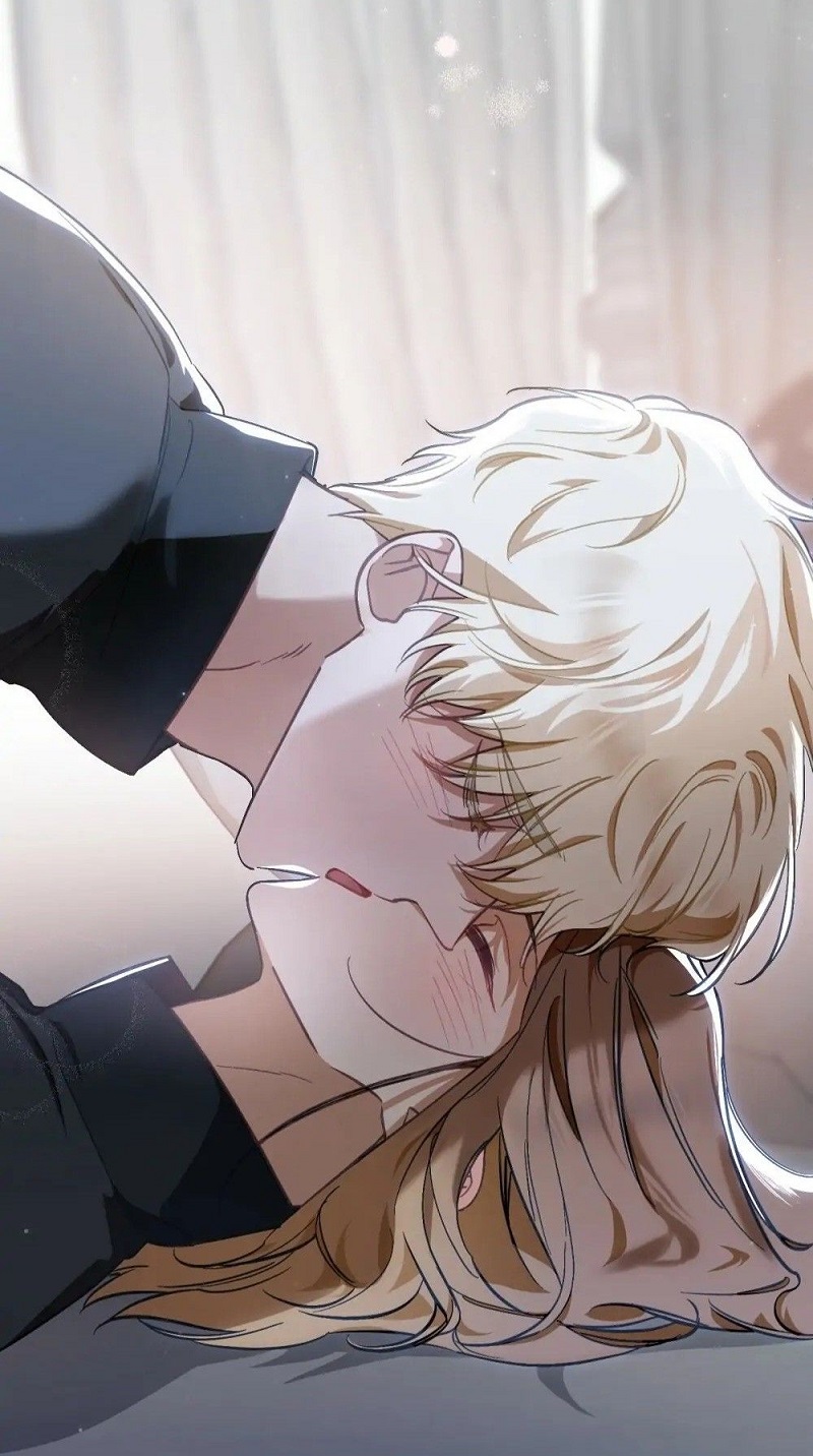 Hai người ôm sát và hôn nhau say đắm.