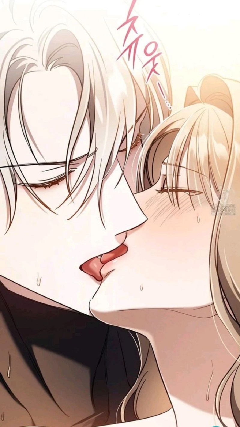 Nụ hôn trên giường dưới ánh sáng lam nhẹ