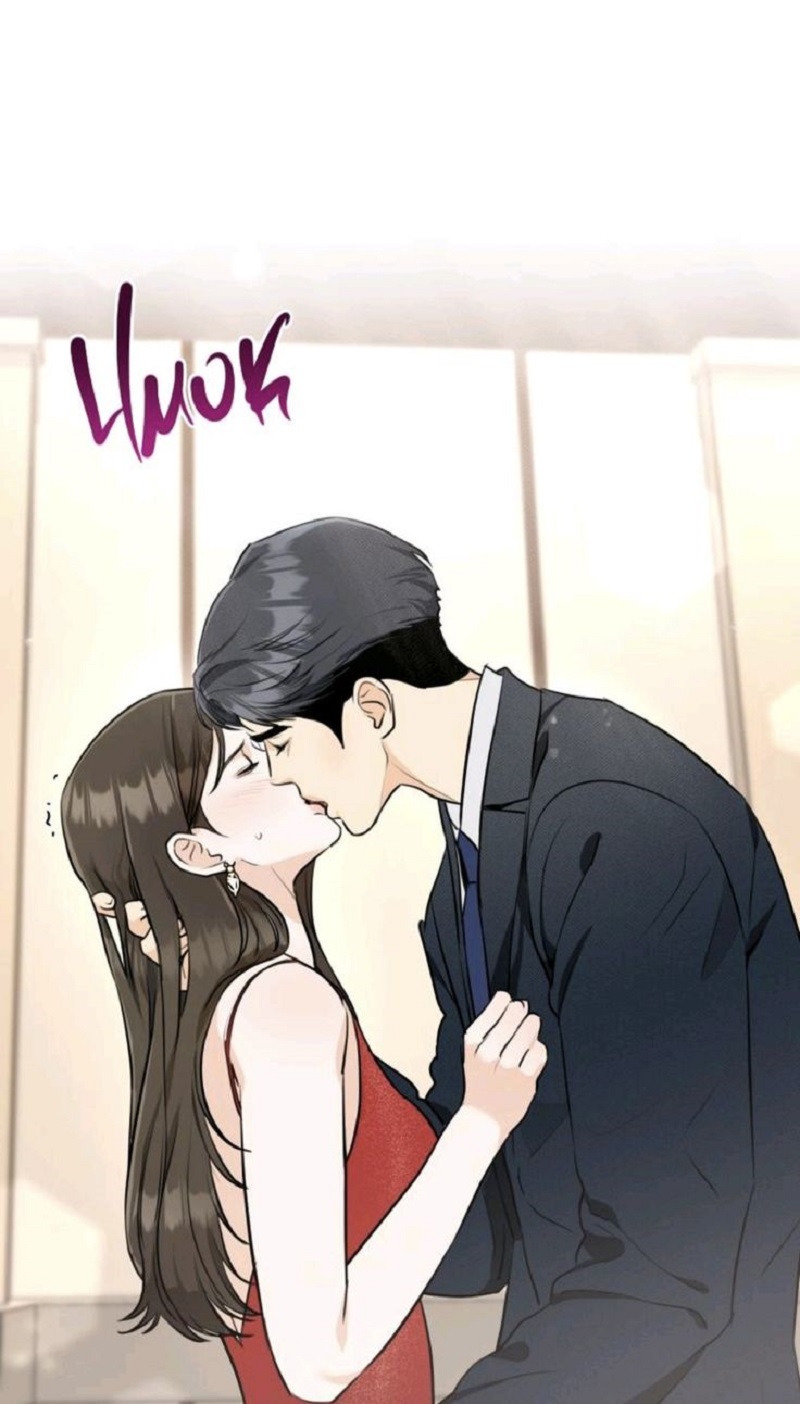 Khoảnh khắc hôn trong căn phòng sáng vàng