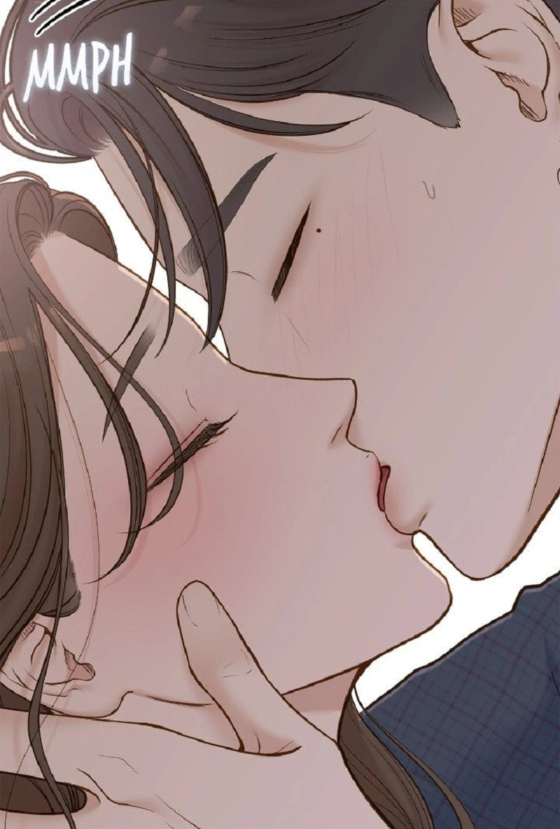 Nụ hôn từ phía sau đầy bất ngờ và ấm áp