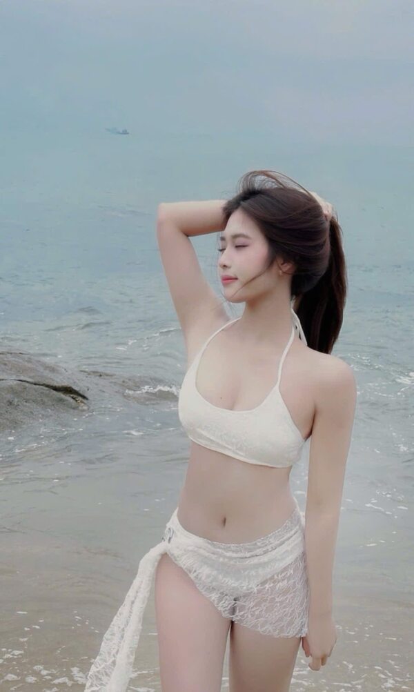 Gái xinh mặc bikini đi biển 11