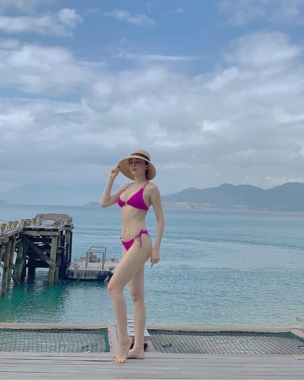 Gái xinh mặc bikini đi biển 14