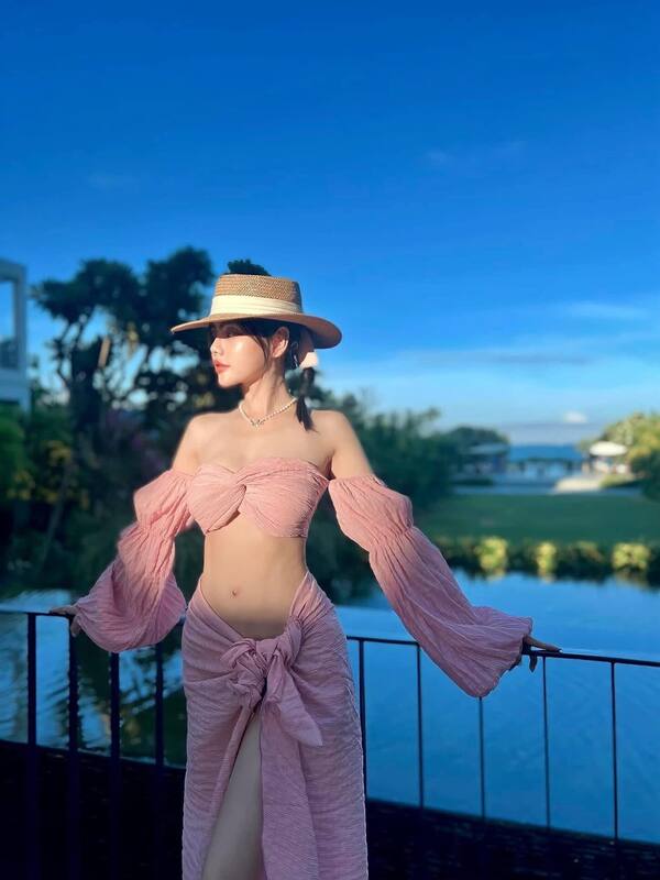 Gái xinh mặc bikini đi biển 26