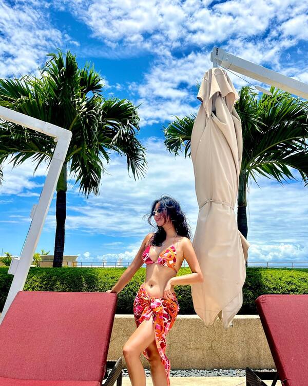 Gái xinh mặc bikini đi biển 36