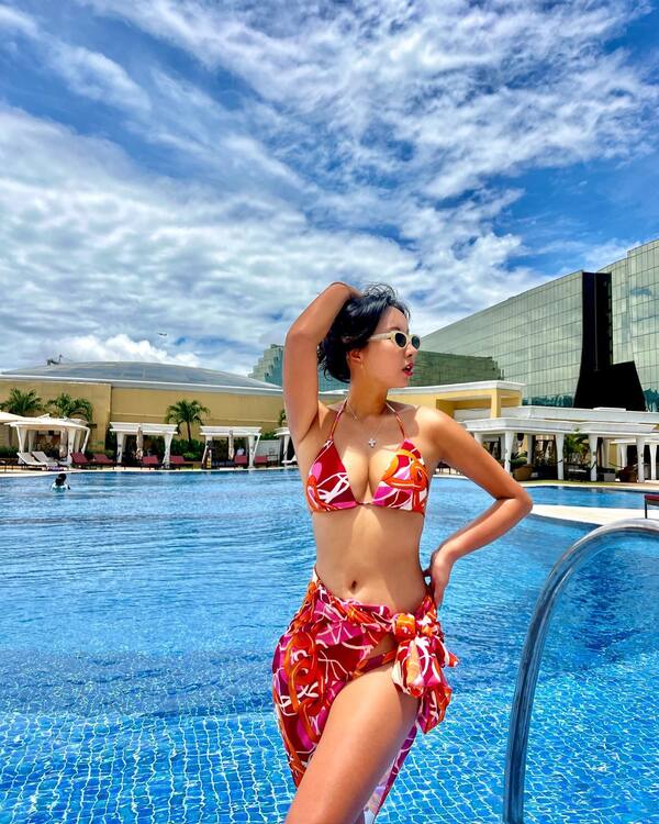 Gái xinh mặc bikini đi biển 37