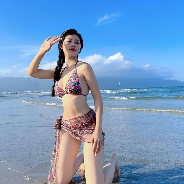 Gái xinh mặc bikini đi biển 5
