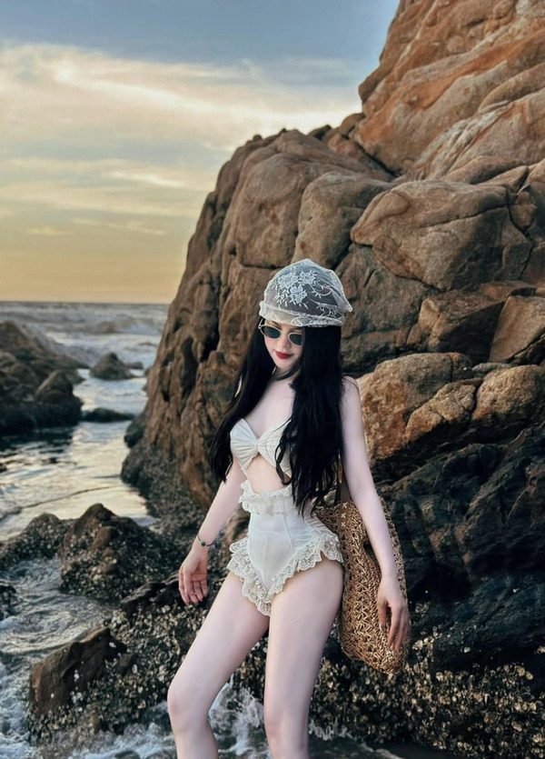 Gái xinh mặc bikini đi biển 6