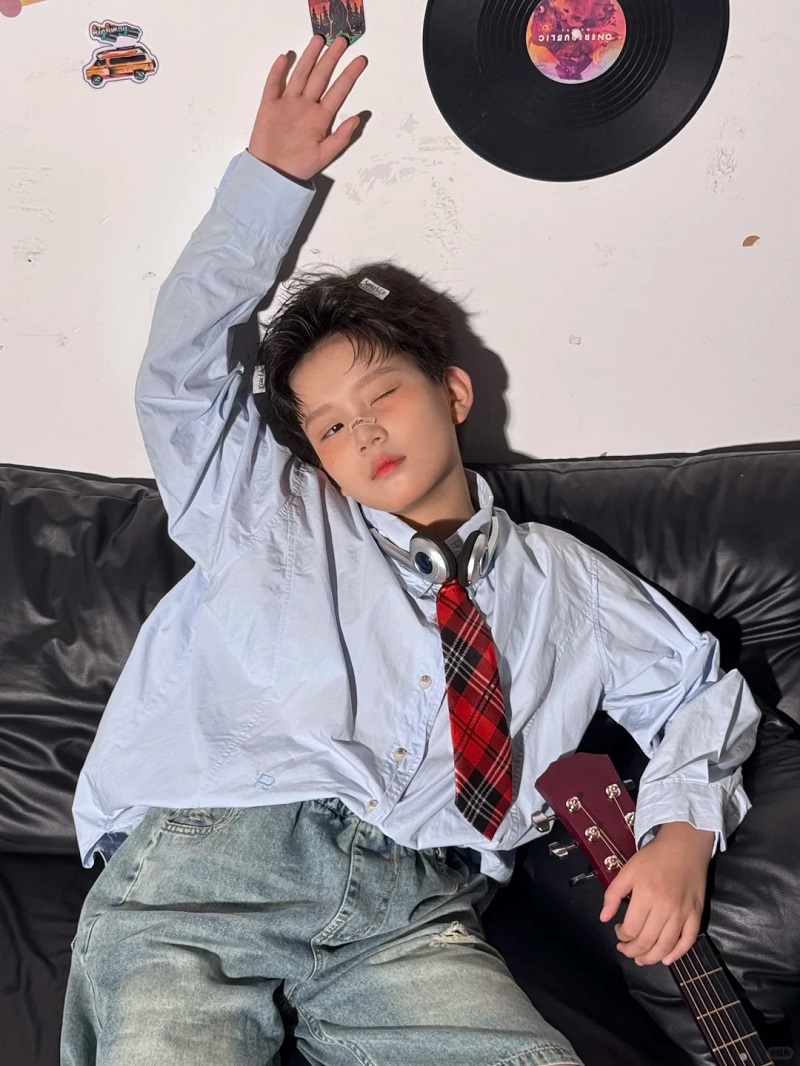 Hình ảnh trai đẹp 10 tuổi cười tươi rạng rỡ cực đáng yêu