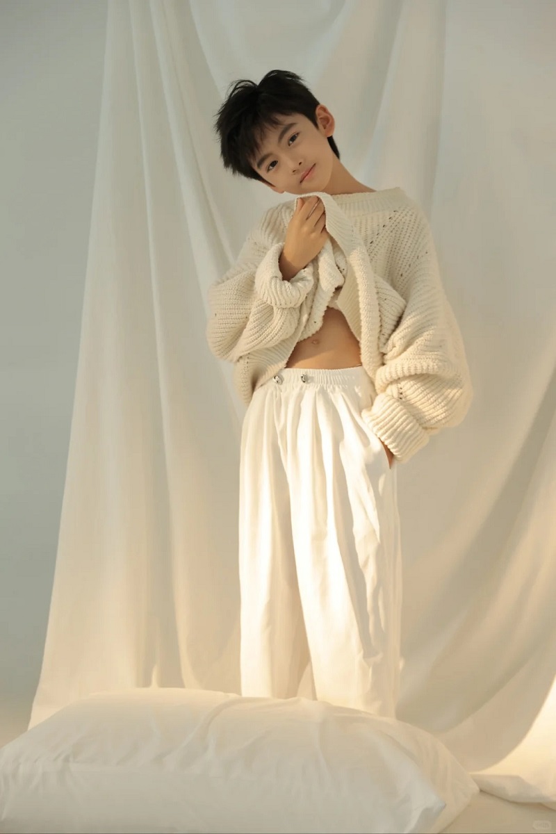 Hình ảnh bé trai 10 tuổi với ánh nhìn trong sáng