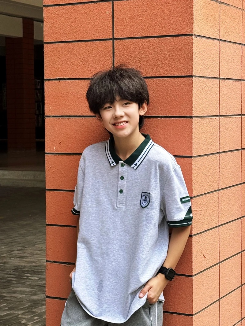 Hình ảnh trai đẹp 10 tuổi tạo dáng trước tường gạch