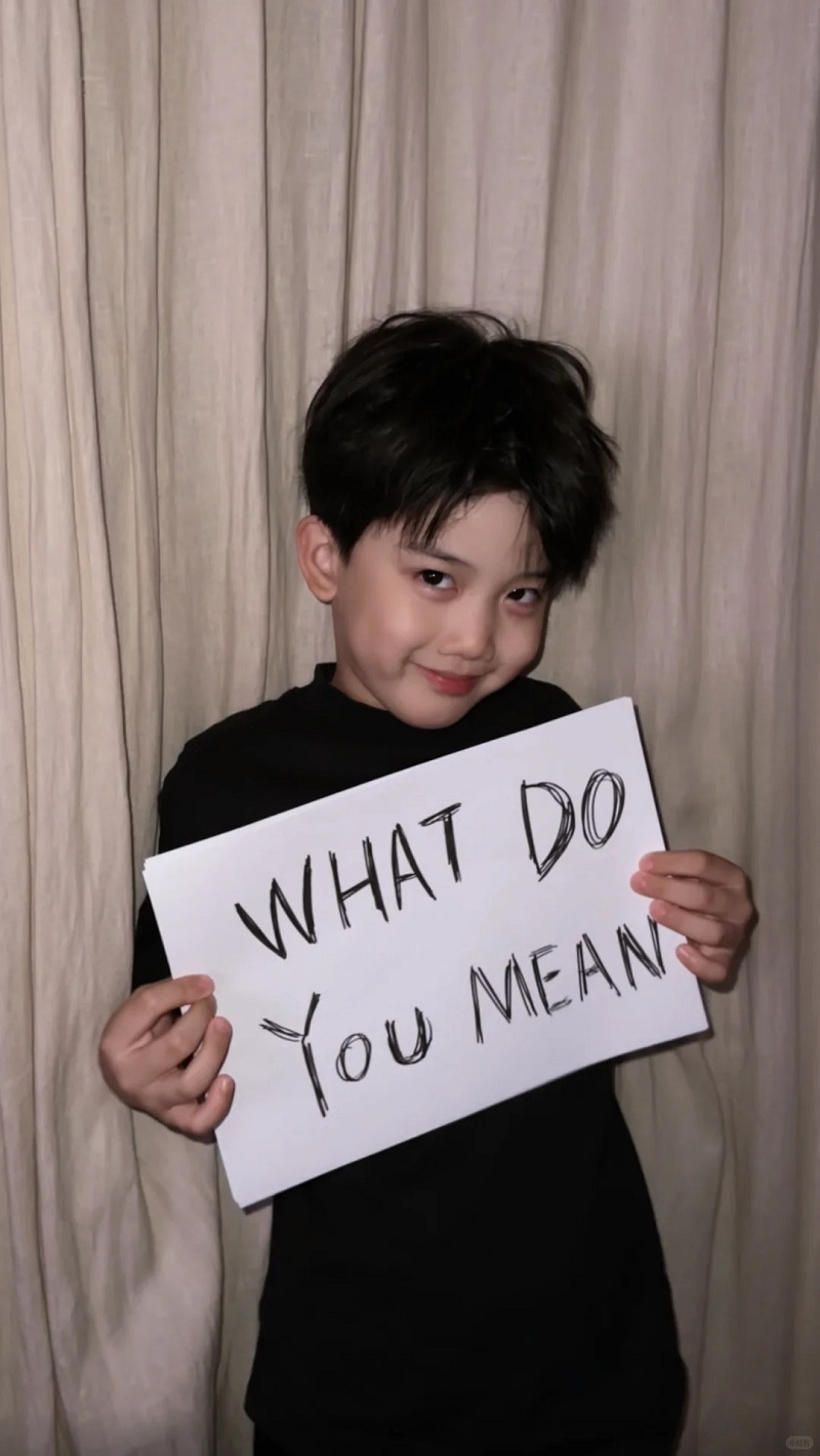 Bé trai 10 tuổi cầm bảng tạo dáng đáng yêu