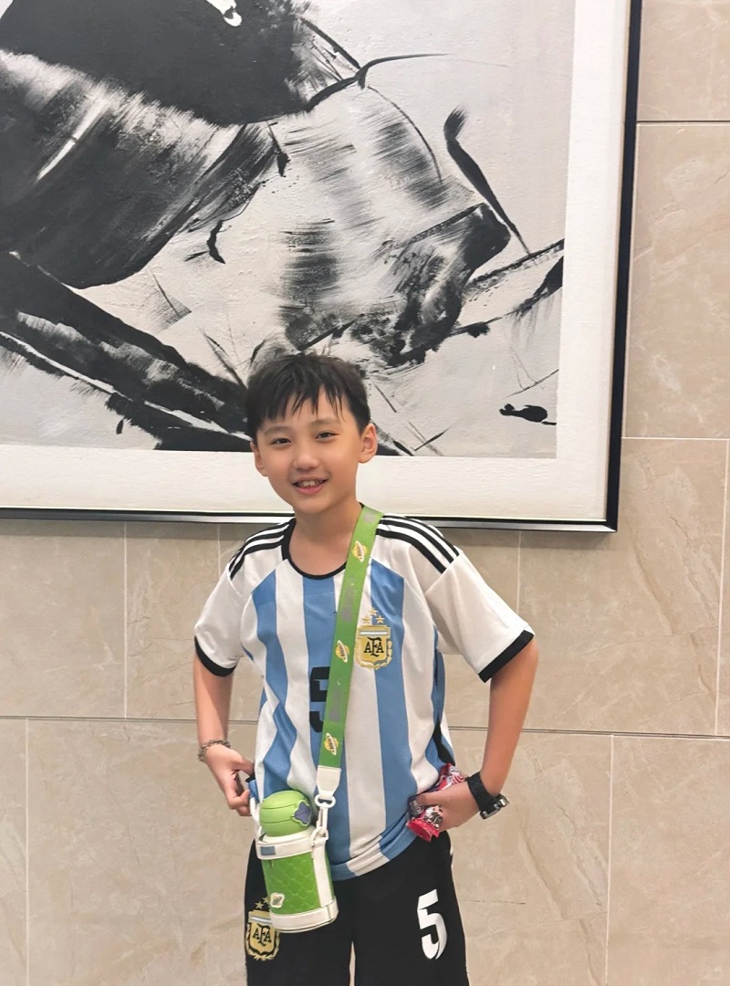 Hình ảnh trai đẹp 10 tuổi mặc đồ học sinh cực cưng