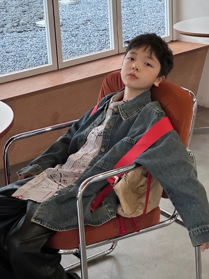 Cậu bé 10 tuổi tạo dáng bên cửa sổ đầy ánh sáng