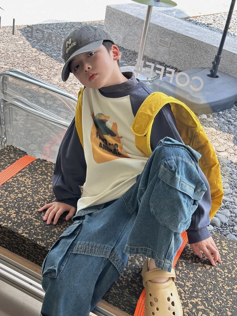 Bé trai 10 tuổi khoác áo vàng nổi bật giữa khung hình