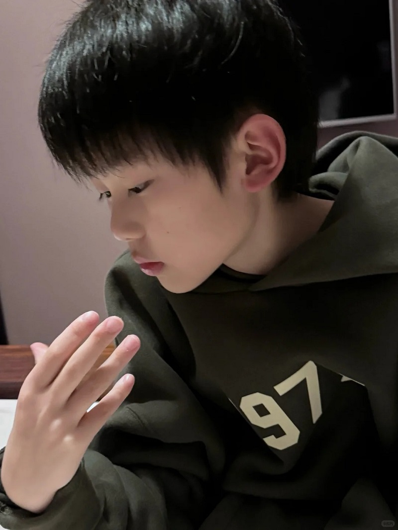 Cậu bé 10 tuổi ngồi suy tư nhìn xa xăm