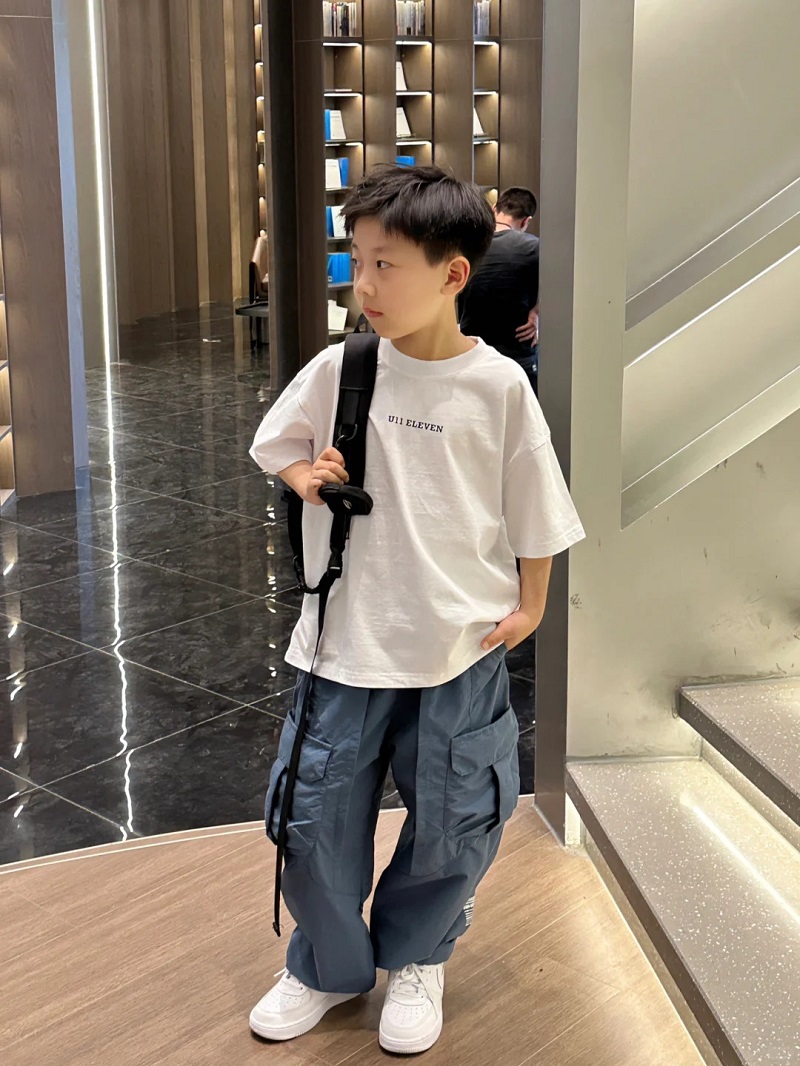 Hình ảnh trai đẹp 10 tuổi diện đồ thể thao năng động