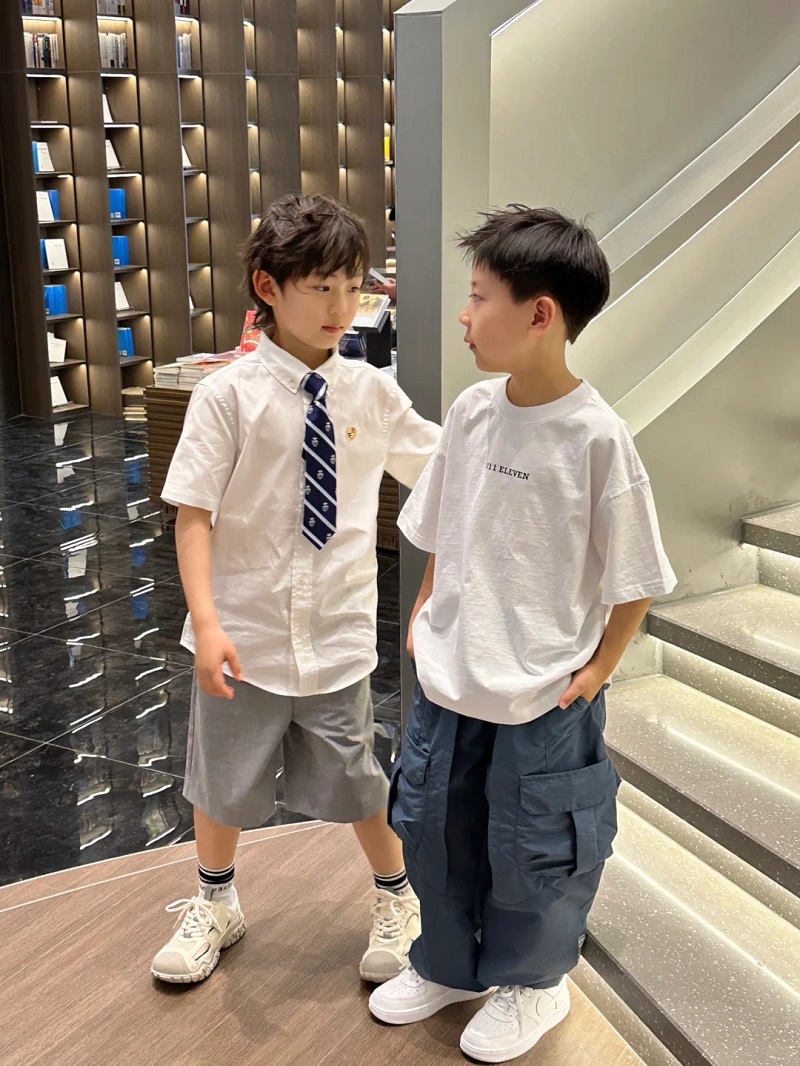 Bé trai 10 tuổi cười tươi rạng rỡ ngoài trời