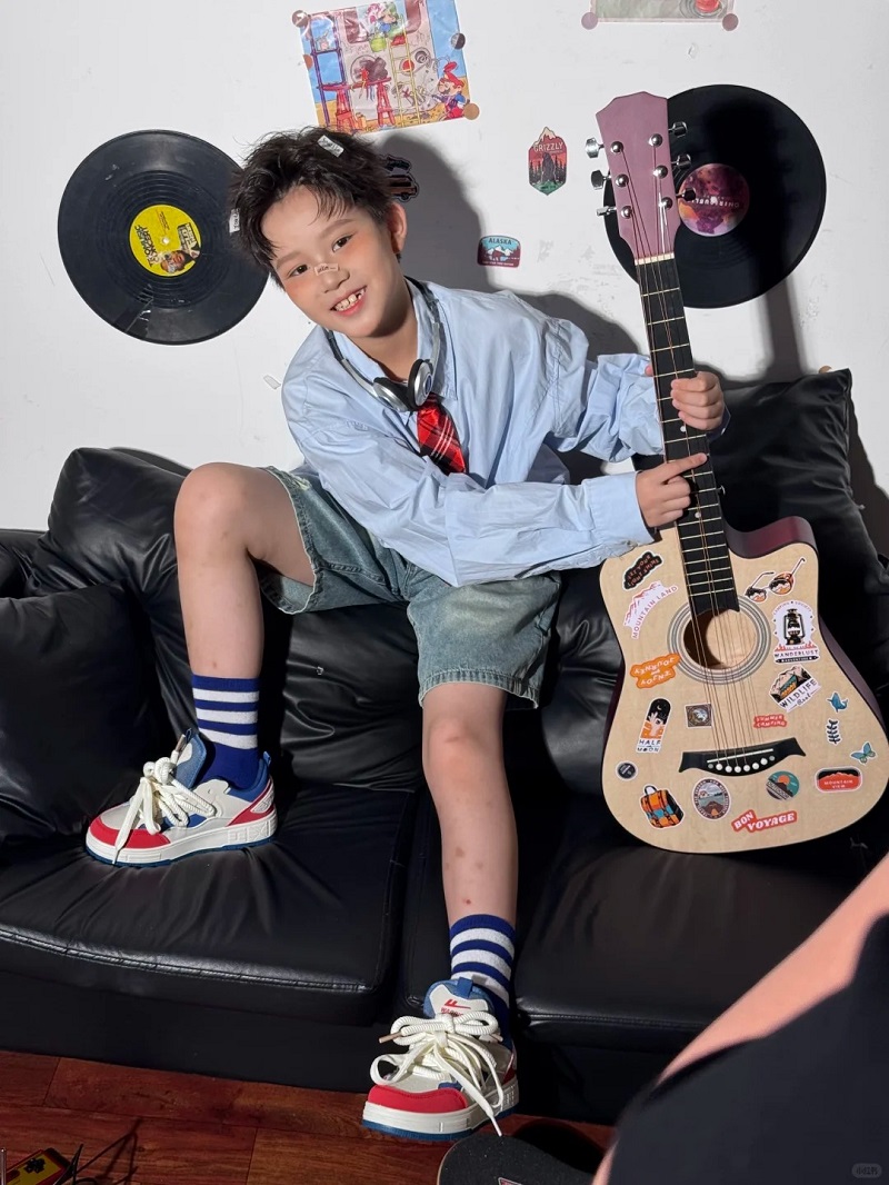 Bé trai 10 tuổi mặc vest lịch lãm, thần thái như người mẫu