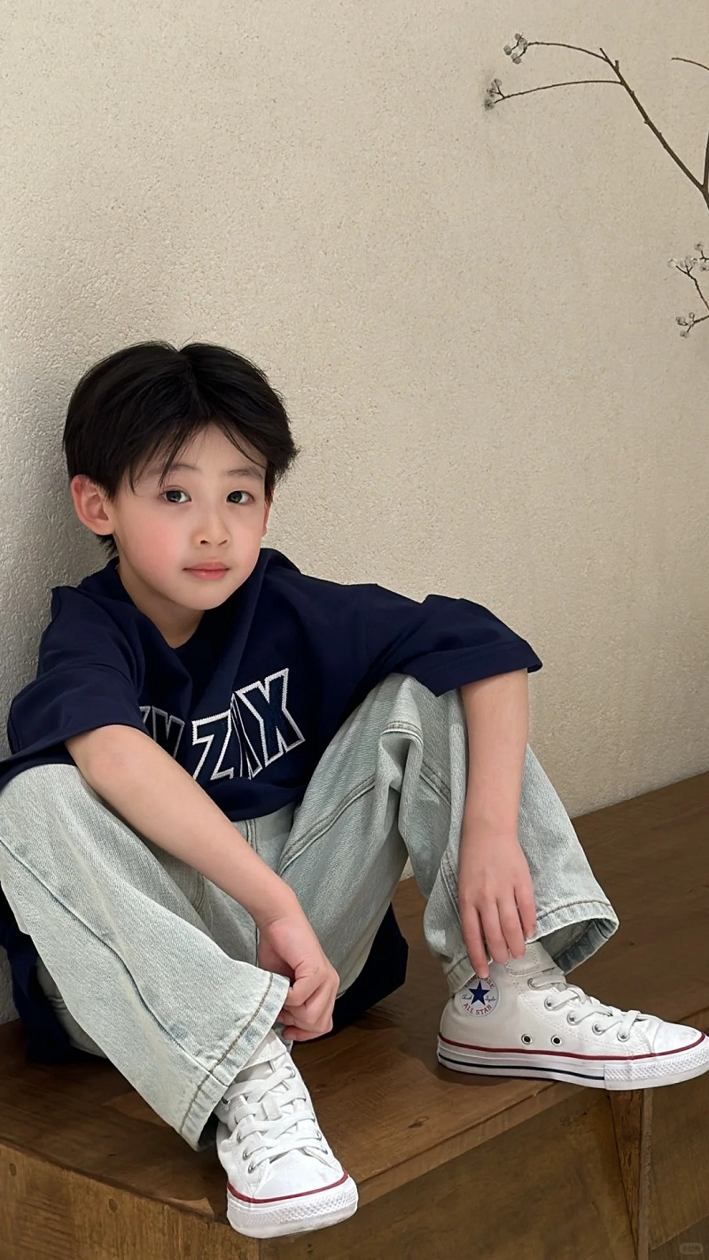 Trai đẹp 10 tuổi tạo dáng cực ngầu trên cầu thang