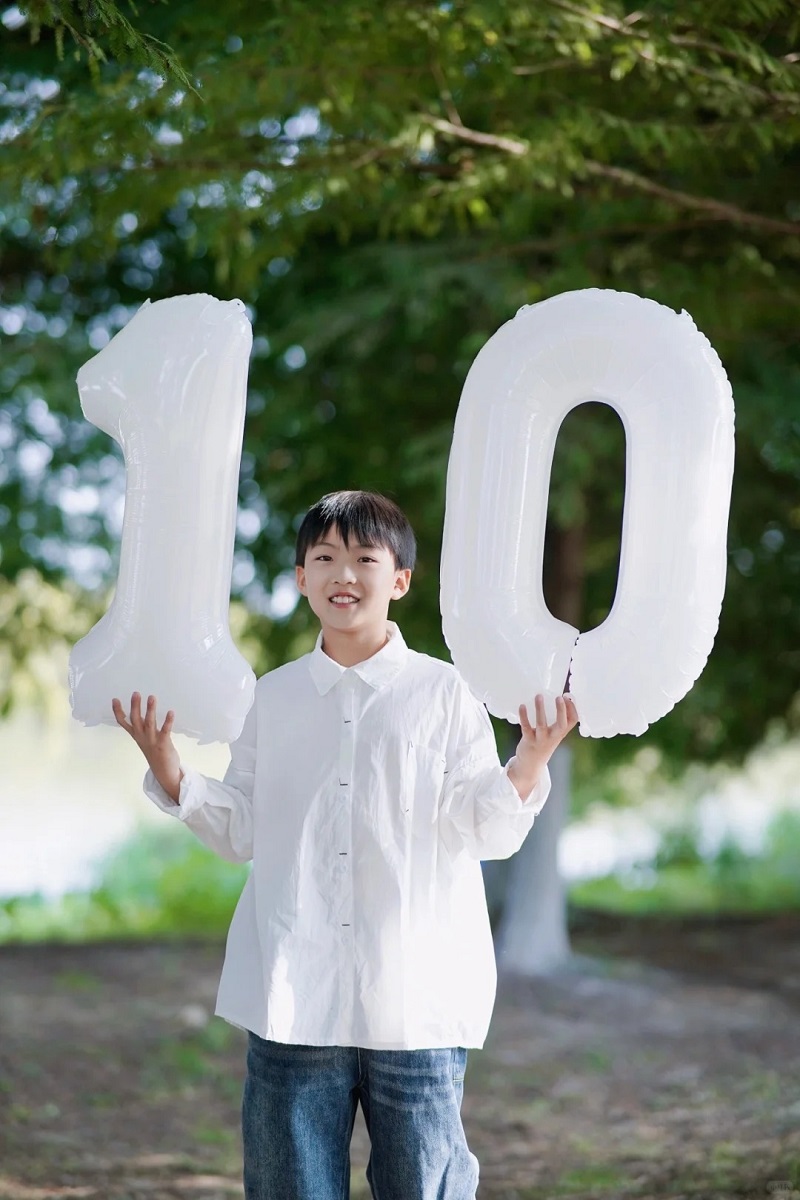 Cậu bé 10 tuổi bên con số “10” trong buổi chụp ảnh