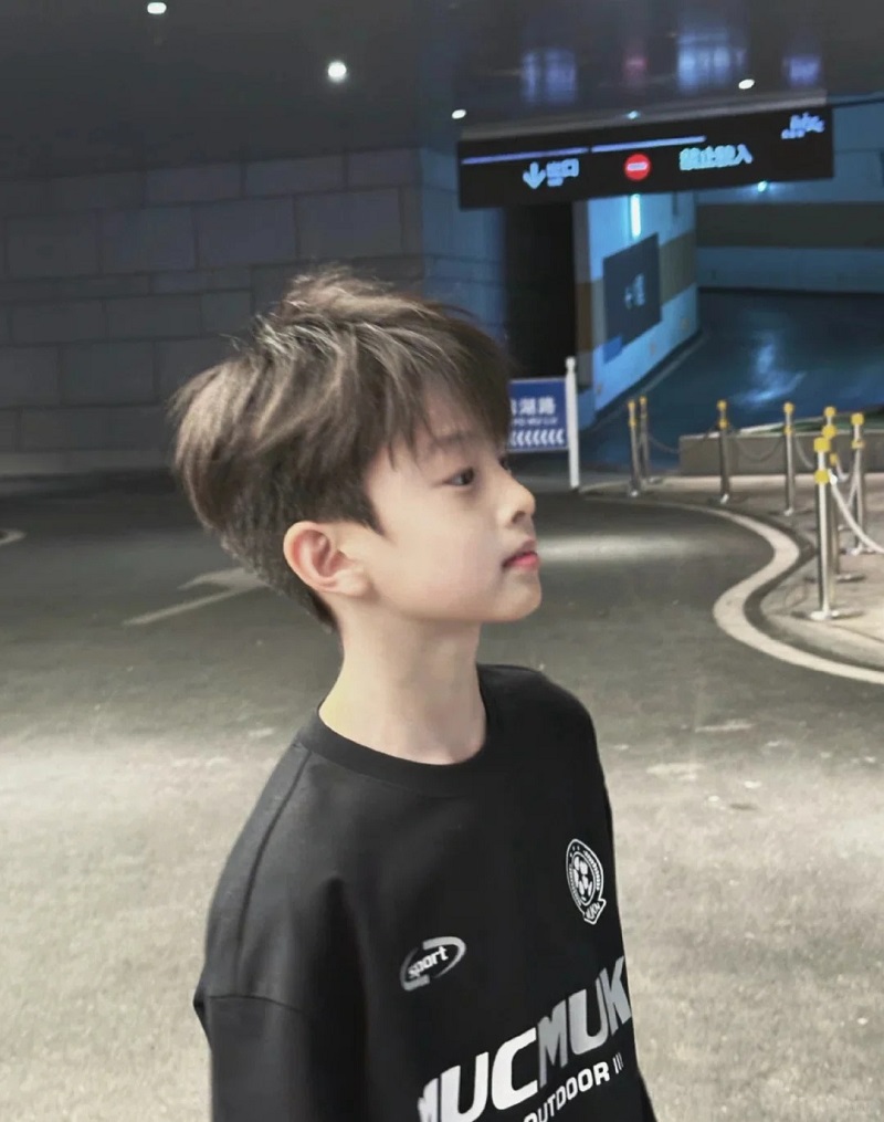 Cậu bé 10 tuổi với kiểu tóc gọn gàng, đáng yêu