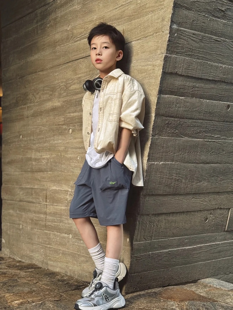 Hình ảnh trai đẹp 10 tuổi trong outfit denim cực chất