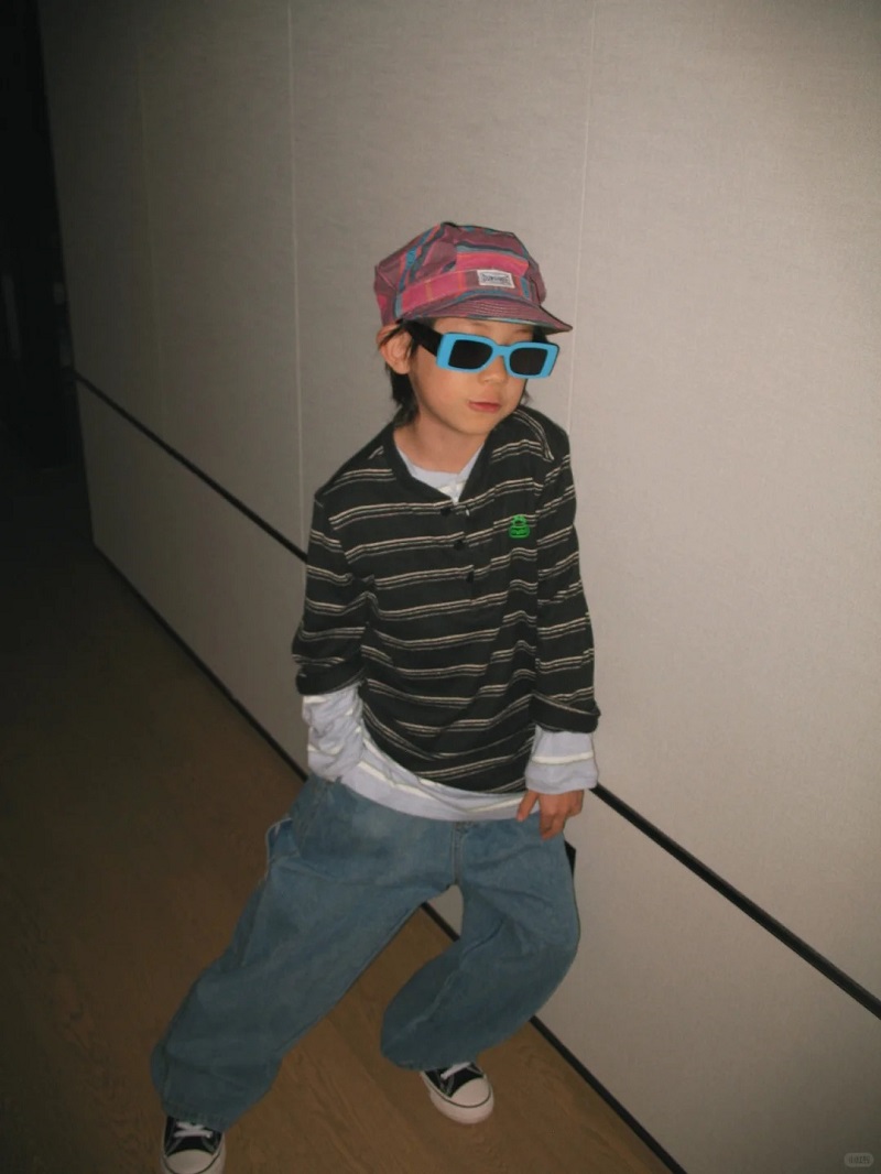 Bé trai 10 tuổi đeo kính râm tạo dáng cool ngầu