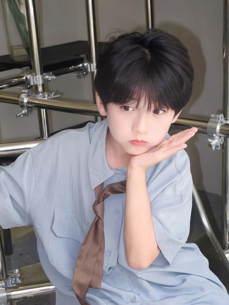 Cậu bé 10 tuổi nhìn ống kính với biểu cảm ngây ngô