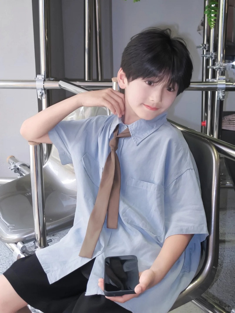 Hình ảnh trai đẹp 10 tuổi mặc sơ mi trắng thanh lịch