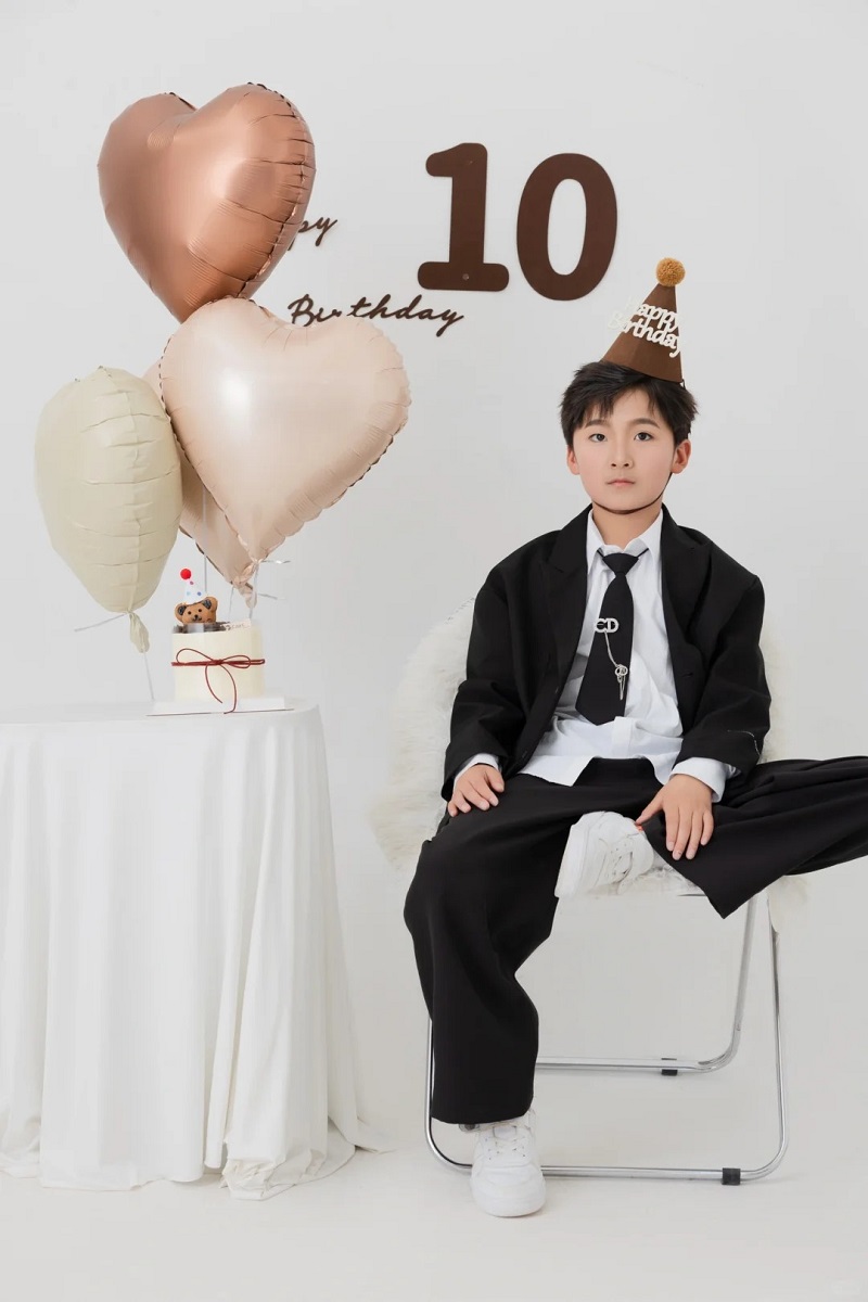 Hình ảnh trai đẹp 10 tuổi trong buổi sinh nhật đáng yêu
